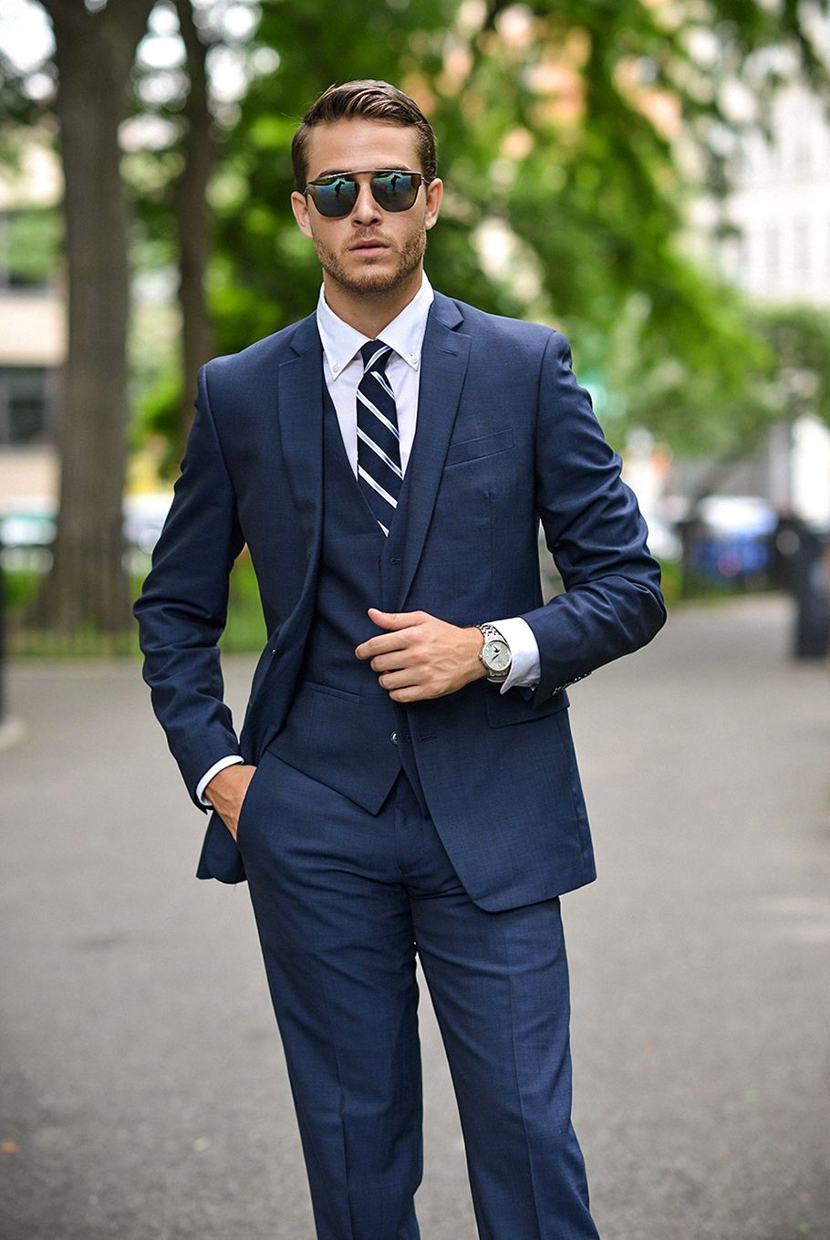 10 Tips To Style Your Navy Suit With A White Shirt