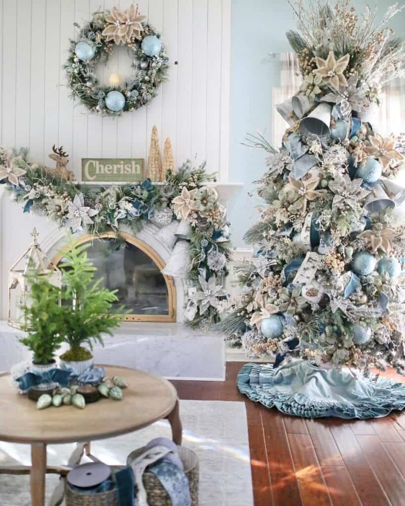 19 Blue Christmas Tree Decorations To Create A Winter Mood